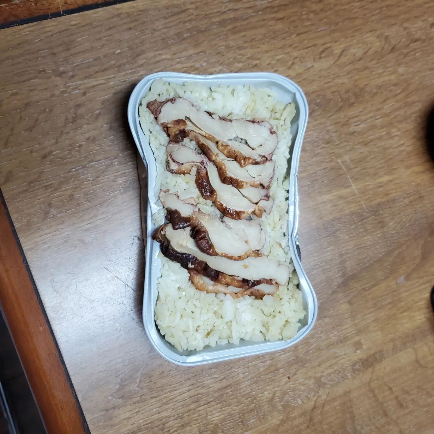 今、冷蔵庫を開けたら…chickenriceという謎のもの🤔...