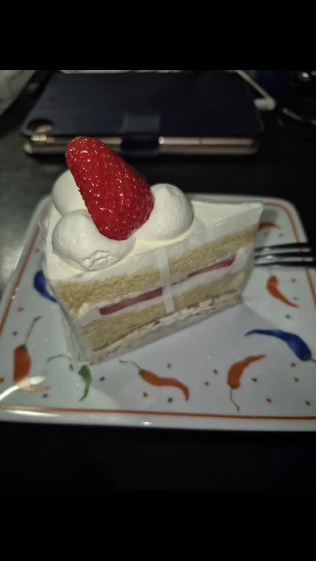 ゲストさんにケーキ頂きました😋